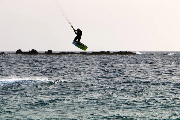 Hombre Haciendo Deportes Las Orillas Del Mediterráneo Norte Israel — Foto de Stock