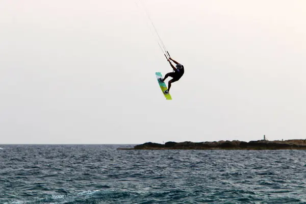 Hombre Haciendo Deportes Las Orillas Del Mediterráneo Norte Israel —  Fotos de Stock
