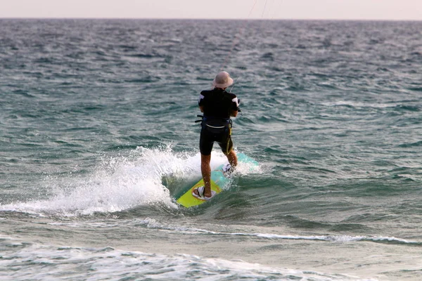 Hombre Haciendo Deportes Las Orillas Del Mediterráneo Norte Israel —  Fotos de Stock