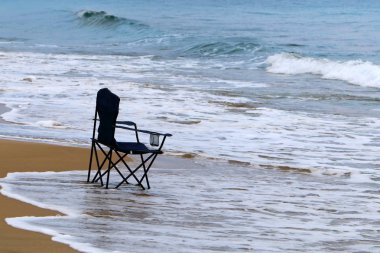 İsrail'in kuzeyinde Akdeniz kıyısında şezlong 