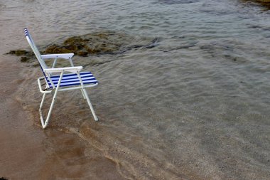 İsrail'in kuzeyinde Akdeniz kıyısında şezlong 