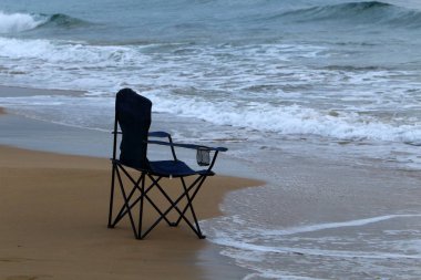 İsrail'in kuzeyinde Akdeniz kıyısında şezlong 