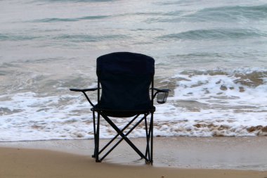 İsrail'in kuzeyinde Akdeniz kıyısında şezlong 