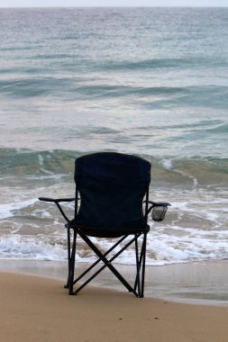 İsrail'in kuzeyinde Akdeniz kıyısında şezlong 