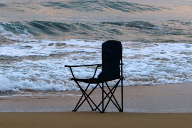 İsrail'in kuzeyinde Akdeniz kıyısında şezlong 