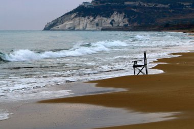 İsrail'in kuzeyinde Akdeniz kıyısında şezlong 