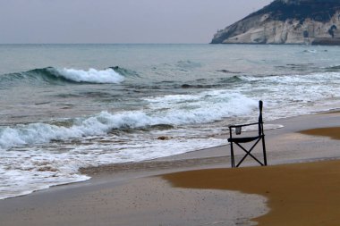 İsrail'in kuzeyinde Akdeniz kıyısında şezlong 