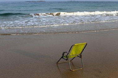 İsrail'in kuzeyinde Akdeniz kıyısında şezlong 