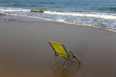 İsrail'in kuzeyinde Akdeniz kıyısında şezlong 