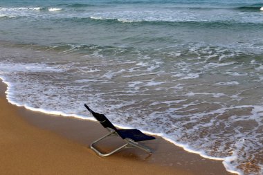 İsrail'in kuzeyinde Akdeniz kıyısında şezlong 