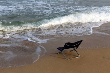 İsrail'in kuzeyinde Akdeniz kıyısında şezlong 