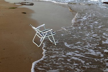 İsrail'in kuzeyinde Akdeniz kıyısında şezlong 