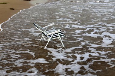 İsrail'in kuzeyinde Akdeniz kıyısında şezlong 