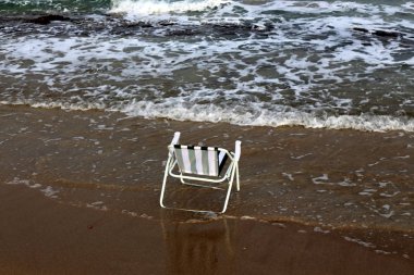 İsrail'in kuzeyinde Akdeniz kıyısında şezlong 