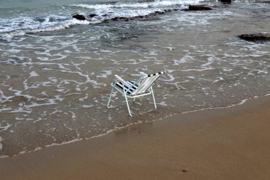 İsrail'in kuzeyinde Akdeniz kıyısında şezlong 