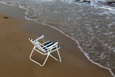 İsrail'in kuzeyinde Akdeniz kıyısında şezlong 