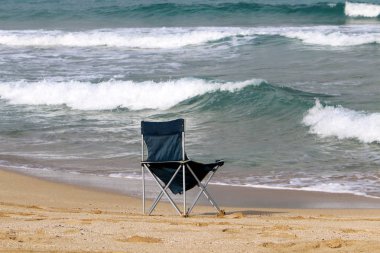 İsrail'in kuzeyinde Akdeniz kıyısında şezlong 