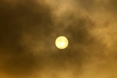 Erken sabah ve İsrail devletinin kuzeyinde bulutlu gökyüzünde gündoğumu 