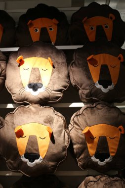 İsrail'de büyük bir mağazada mal ve giyim reklam 