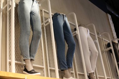 İsrail'de büyük bir mağazada mal ve giyim reklam 