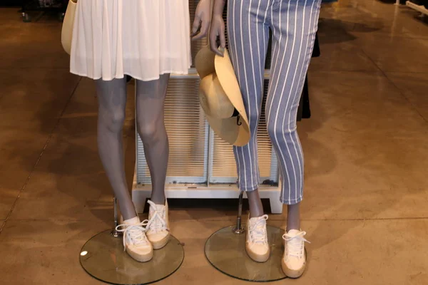 在以色列一家大型商店进行商品和服装广告 — 图库照片