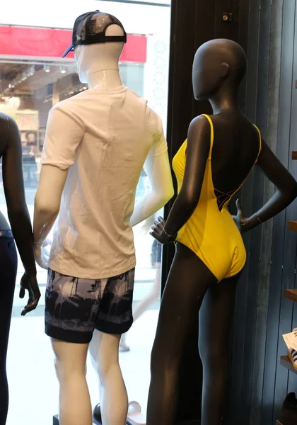 Srail Büyük Bir Mağazada Mal Giyim Reklam — Stok fotoğraf