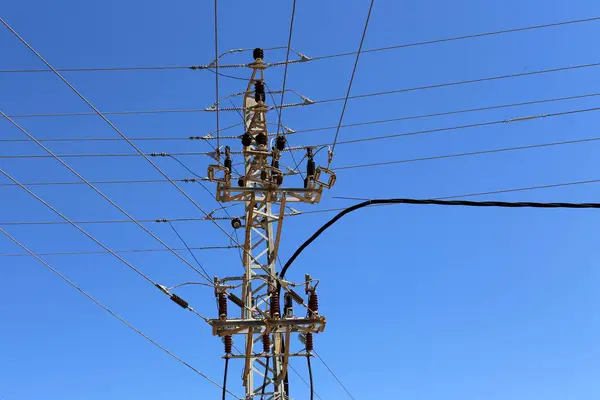 电线的支持 有电力在以色列北部 — 图库照片