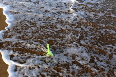 Israil Eyaleti kuzeyinde Akdeniz kıyılarında kum ayak izleri 