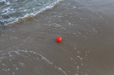 Israil Eyaleti kuzeyinde Akdeniz kıyılarında kum ayak izleri 