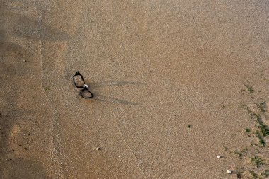 Israil Eyaleti kuzeyinde Akdeniz kıyılarında kum ayak izleri 