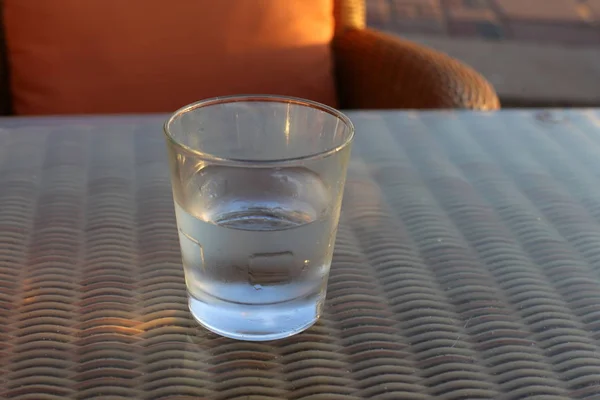 Ένα Καφέ Στο Τραπέζι Είναι Ένα Ποτήρι Κρύο Μεταλλικό Νερό — Φωτογραφία Αρχείου