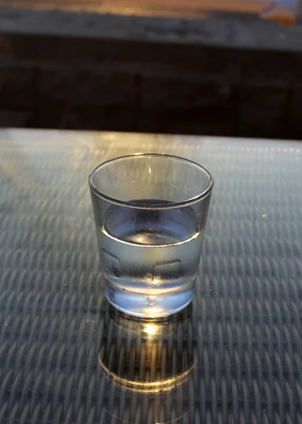 Кафе Столі Склянка Холодної Мінеральної Води — стокове фото
