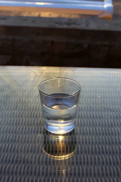 Ένα Καφέ Στο Τραπέζι Είναι Ένα Ποτήρι Κρύο Μεταλλικό Νερό — Φωτογραφία Αρχείου
