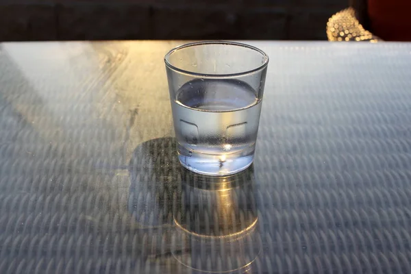 Kavárně Stole Sklenička Studené Minerální Vody — Stock fotografie