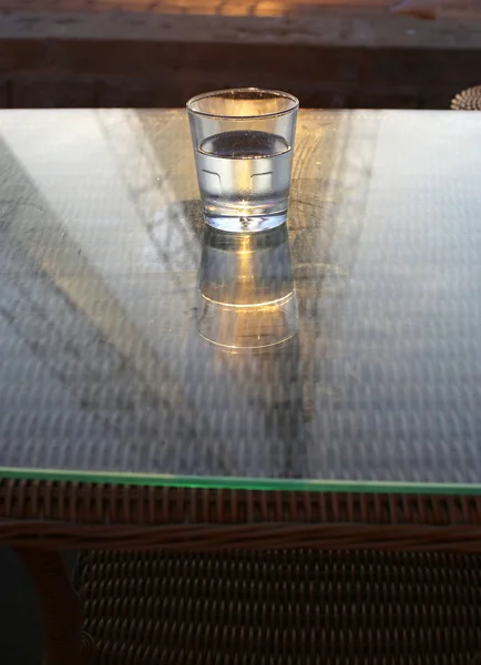 Een Café Tafel Een Glas Koud Mineraalwater — Stockfoto