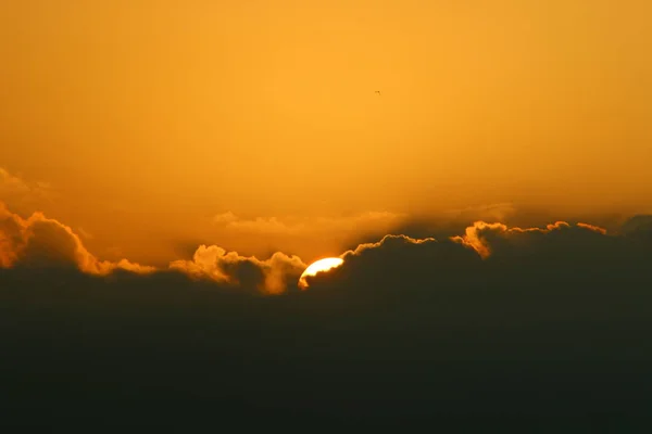 Manhã Cedo Nascer Sol Céu Nublado Nas Margens Mar Mediterrâneo — Fotografia de Stock