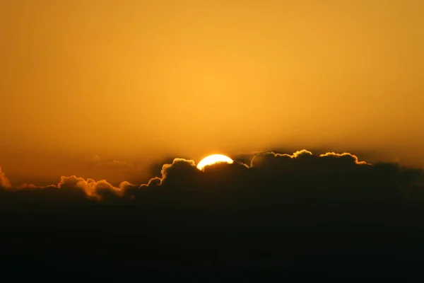 Mattina Presto Alba Nel Cielo Nuvoloso Sulle Rive Del Mar — Foto Stock