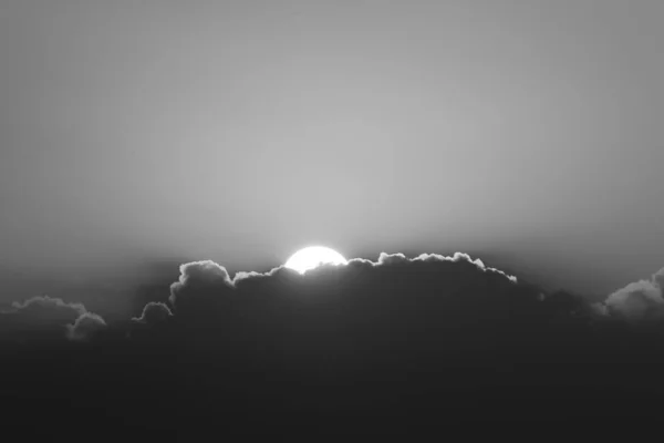 Wczesnym Rankiem Wschodem Słońca Pochmurnym Niebie Nad Brzegiem Morza Śródziemnego — Zdjęcie stockowe