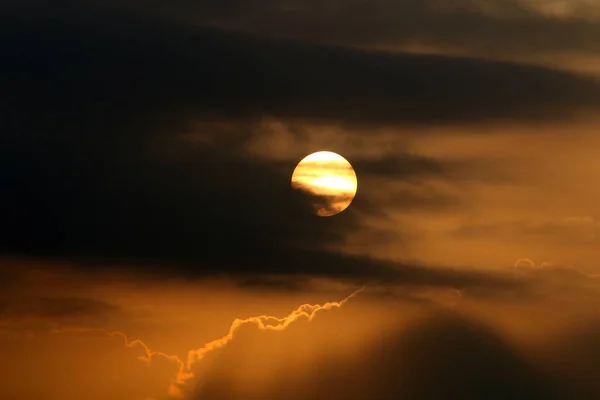 清晨和日出在以色列地中海沿岸多云的天空 — 图库照片