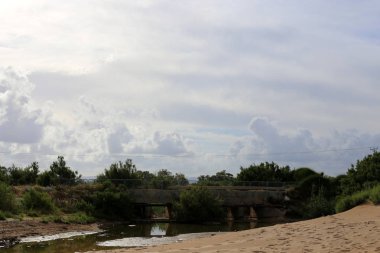 Köprü - bir engel dikilmiş bir yapay yapısı 