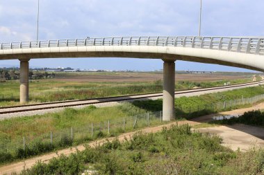 Köprü - bir engel dikilmiş bir yapay yapısı 
