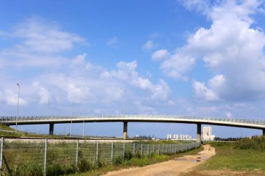Köprü - bir engel dikilmiş bir yapay yapısı 