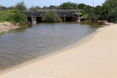 Köprü - bir engel dikilmiş bir yapay yapısı 