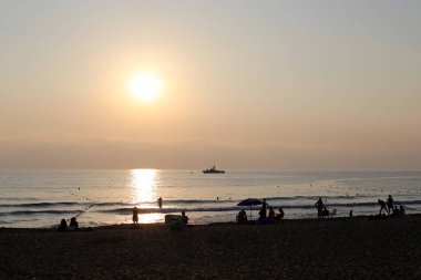 Güneş, İsrail Devleti'nin kuzeyinde Akdeniz kıyılarında ufukta batıyor. 