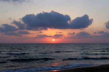 Güneş, İsrail Devleti'nin kuzeyinde Akdeniz kıyılarında ufukta batıyor. 
