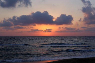 Güneş, İsrail Devleti'nin kuzeyinde Akdeniz kıyılarında ufukta batıyor. 