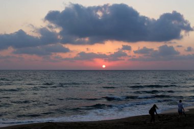 Güneş, İsrail Devleti'nin kuzeyinde Akdeniz kıyılarında ufukta batıyor. 