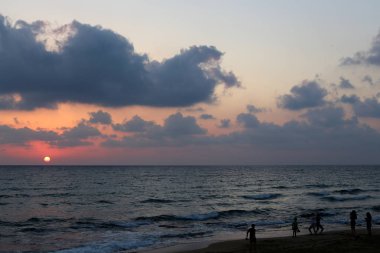 Güneş, İsrail Devleti'nin kuzeyinde Akdeniz kıyılarında ufukta batıyor. 