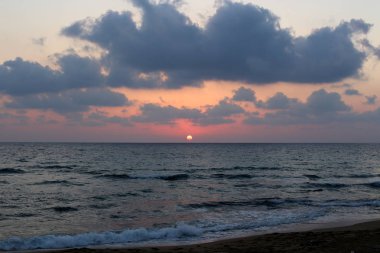 Güneş, İsrail Devleti'nin kuzeyinde Akdeniz kıyılarında ufukta batıyor. 