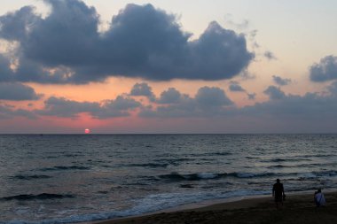 Güneş, İsrail Devleti'nin kuzeyinde Akdeniz kıyılarında ufukta batıyor. 